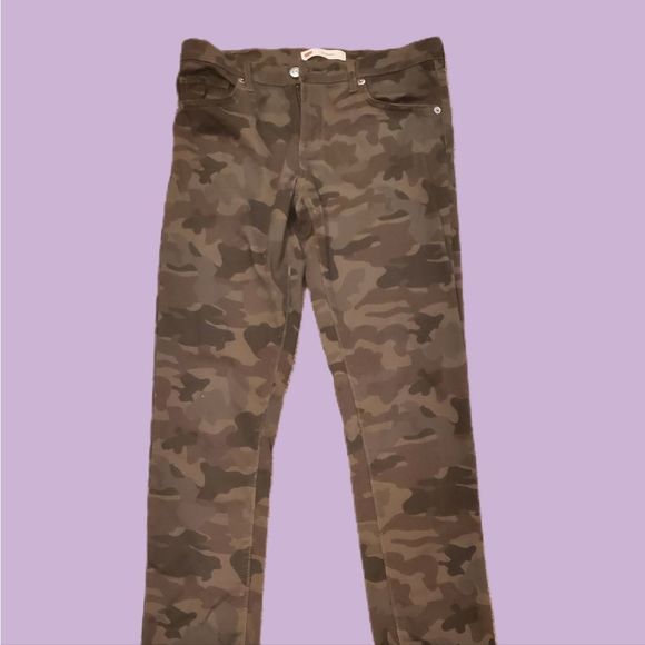 Girl's Levis Jeans - Picture 2 of 3